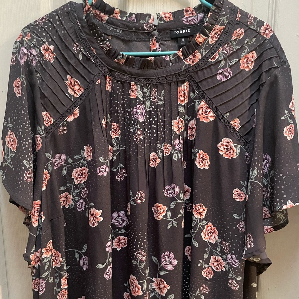 Gray/floral Torrid blouse with high neck. Buttons in the back,x5